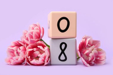 Küp takvimi, tarih 08 ve leylak kaplamalı güzel laleler. Uluslararası Kadınlar Günü