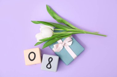 Küp takvimi, tarih 08, güzel beyaz laleler ve eflatun arka planda hediye kutusu. Uluslararası Kadınlar Günü