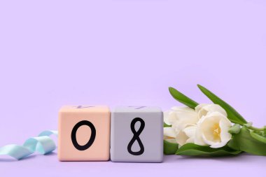 Küp takvimi, tarih 08 ve leylak kaplamalı güzel beyaz laleler. Uluslararası Kadınlar Günü
