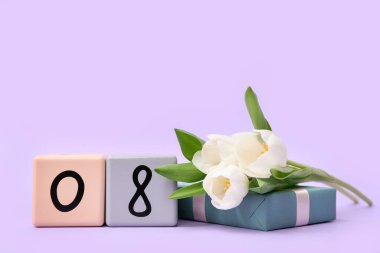 Küp takvimi, tarih 08, güzel beyaz laleler ve eflatun arka planda hediye kutusu. Uluslararası Kadınlar Günü