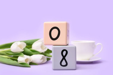 Küp takvimi, tarih 08, güzel beyaz laleler ve leylak arka planda bir fincan çay. Uluslararası Kadınlar Günü