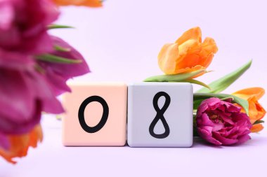 Küp takvimi, tarih 08 ve leylak kaplamalı güzel laleler. Uluslararası Kadınlar Günü