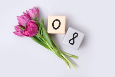 Küp takvimi, tarih 08 ve gri arka planda güzel mor laleler. Uluslararası Kadınlar Günü