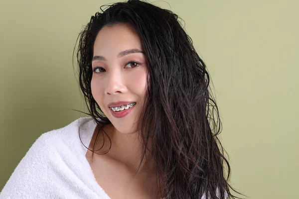Молодая Азиатка Мокрыми Волосами Зеленом Фоне Крупным Планом — стоковое фото