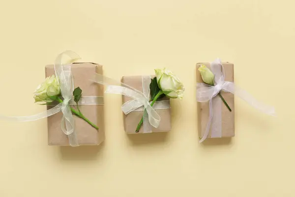 Coffrets Cadeaux Avec Belles Roses Blanches Sur Fond Jaune Journée — Photo