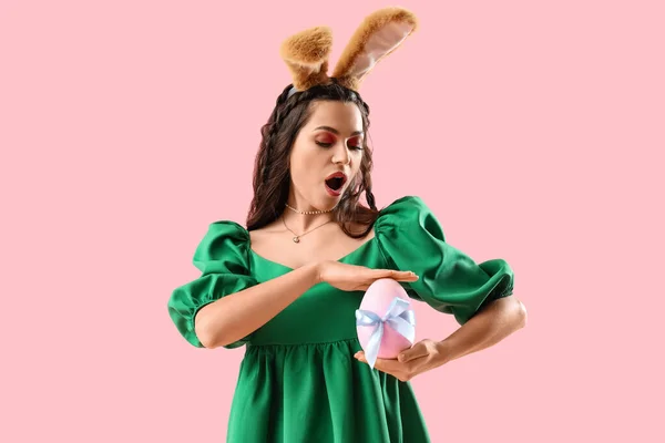 Mujer Joven Sorprendida Orejas Conejo Con Huevo Pascua Sobre Fondo — Foto de Stock