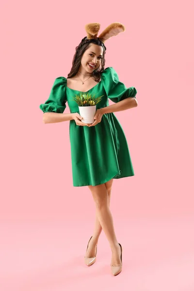 Vacker Kvinna Med Påskägg Grönt Gräs Rosa Bakgrund — Stockfoto
