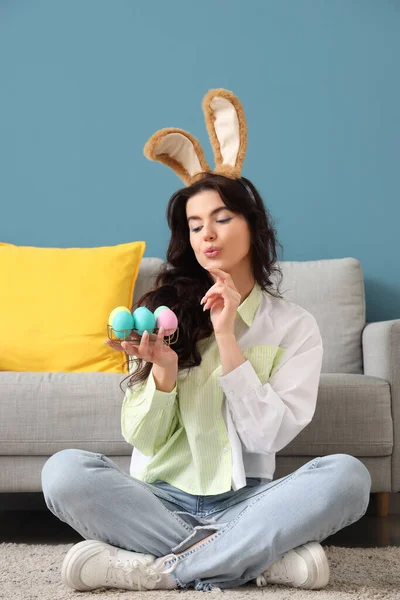 Átgondolt Fiatal Nyuszifülekkel Húsvéti Tojásokkal Otthon Ülve — Stock Fotó