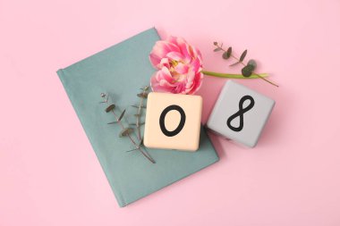 Küp takvimi, tarih 08, güzel lale, okaliptüs ve pembe arka planda defter. Uluslararası Kadınlar Günü