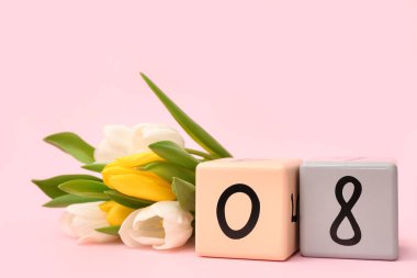 Küp takvimi, tarih 08 ve pembe arka planda güzel laleler. Uluslararası Kadınlar Günü