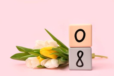 Küp takvimi, tarih 08 ve pembe arka planda güzel laleler. Uluslararası Kadınlar Günü