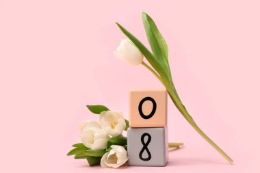 Küp takvimi, tarih 08 ve pembe arka planda güzel beyaz laleler. Uluslararası Kadınlar Günü