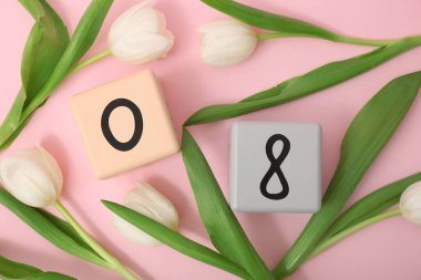 Küp takvimi, tarih 08 ve pembe arka planda güzel beyaz laleler. Uluslararası Kadınlar Günü