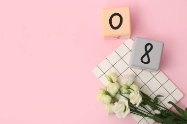 Küp takvimi, tarih 08, güzel Eustoma çiçekleri ve pembe arka planda bir defter. Uluslararası Kadınlar Günü