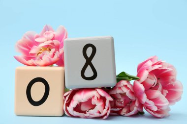 Küp takvimi, tarih 08 ve mavi arka planda güzel pembe laleler. Uluslararası Kadınlar Günü