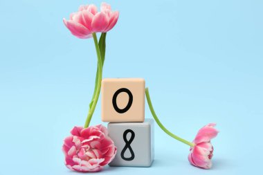 Küp takvimi, tarih 08 ve mavi arka planda güzel pembe laleler. Uluslararası Kadınlar Günü