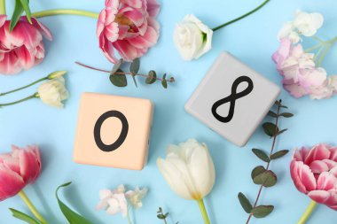 Küp takvimi, tarih 08, farklı güzel çiçekler ve mavi arka planda okaliptüs. Uluslararası Kadınlar Günü