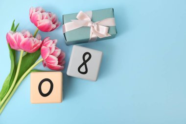 Küp takvimi, tarih 08 ve mavi arka planda güzel pembe laleler. Uluslararası Kadınlar Günü