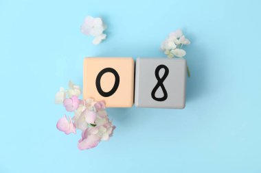 Küp takvimi, tarih 08 ve mavi arka planda güzel ortanca çiçekleri. Uluslararası Kadınlar Günü