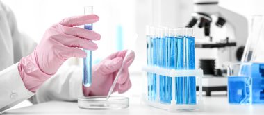 Laboratuvarda numuneyle çalışan bilim adamı, yakın plan.