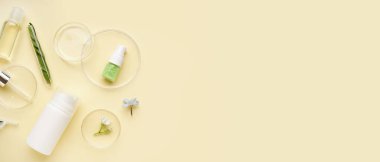 Sarı zemin üzerinde numune ve şişe kozmetik ürünü içeren petri kapları ve metin için yer var.