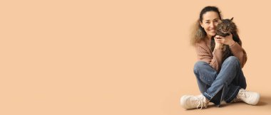 Bej arka planda sevimli kedisi olan ve mesaj için yeri olan bir kadın