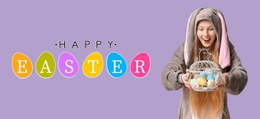 Mutlu Paskalyalar için neşeli bir pankart. Tavşan kostümlü, yumurta dolu sepetli genç bir kadın.