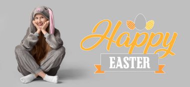 Tavşan kostümlü genç bir bayanla Mutlu Paskalyalar bayrağı