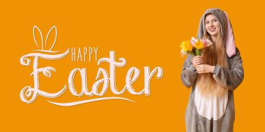 Mutlu Paskalyalar 'ın bayrağı. Tavşan kostümlü, elinde lale buketi olan genç bir kadın.