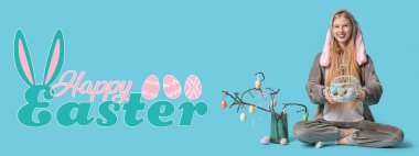 Mutlu Paskalyalar için neşeli bir pankart. Tavşan kostümlü, yumurta dolu sepetli genç bir kadın.