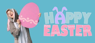 Tavşan kostümlü genç bir bayanın elinde büyük bir kağıt yumurta tuttuğu Mutlu Paskalyalar bayrağı.