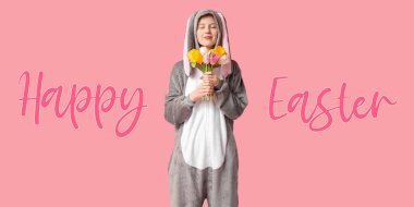 Mutlu Paskalyalar 'ın bayrağı. Tavşan kostümlü, elinde lale buketi olan genç bir kadın.