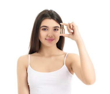 Beyaz arka planda ampulü olan güzel genç bir kadın.