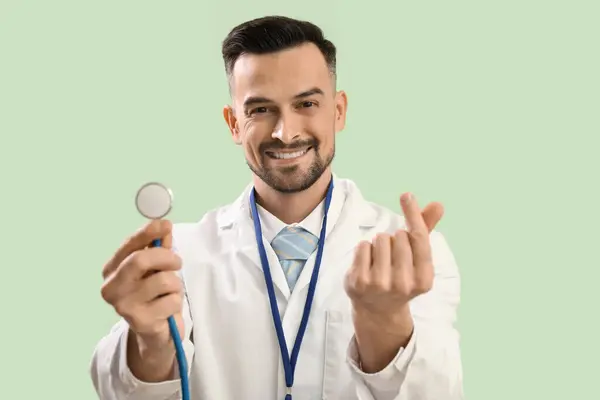Männlicher Arzt Macht Herz Mit Seinen Fingern Auf Grünem Hintergrund — Stockfoto