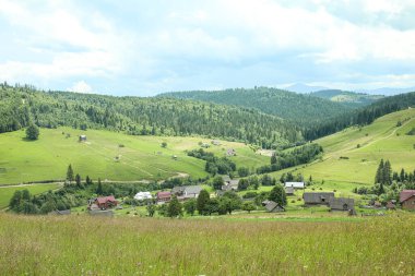 Ukrayna, Karpatlar 'daki güzel dağ köyü manzarası
