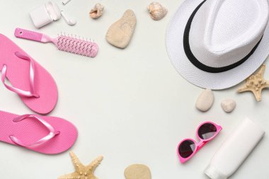 Farklı plaj aksesuarları, kulaklıklar, saç fırçası ve deniz kabuklarından yapılmış çerçeve