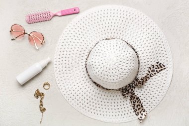 Hafif arkaplanda şık kadın aksesuarları, saç fırçası ve kozmetik ürünü olan kompozisyon