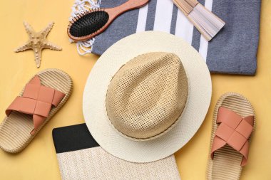 Plaj aksesuarları ve arka planda saç fırçası olan kompozisyon