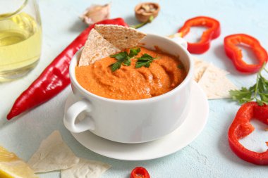 Lezzetli muhammara ve beyaz arka planda malzemeler