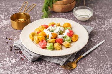 Ekşi kremalı ve dereotlu kaynamış renkli hamur köfteleri.