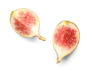 Beyaz arka planda taze olgun incir parçaları