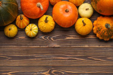 Ahşap arka planda farklı taze balkabakları