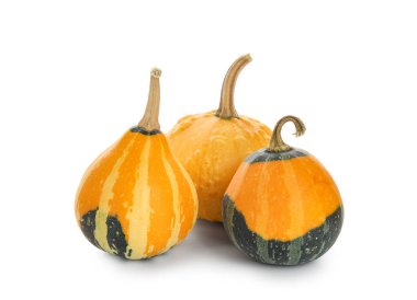 Beyaz arkaplanda taze balkabakları