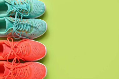 Yeşil arka planda farklı şık spor ayakkabılar