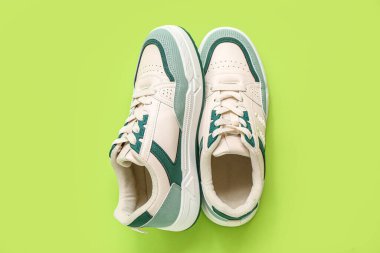 Yeşil arka planda şık spor ayakkabılar