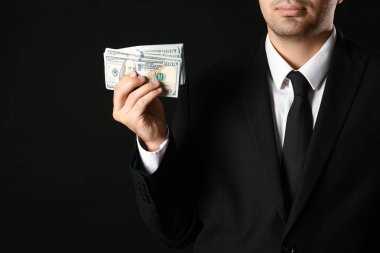 Geçmişinde rüşvet olan genç bir işadamı, yakın plan.