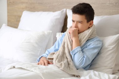 Hasta küçük çocuk yatak odasında öksürüyor.