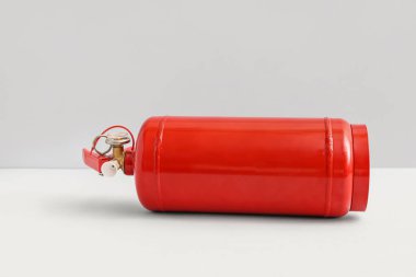 Gri arkaplanda yangın söndürücü