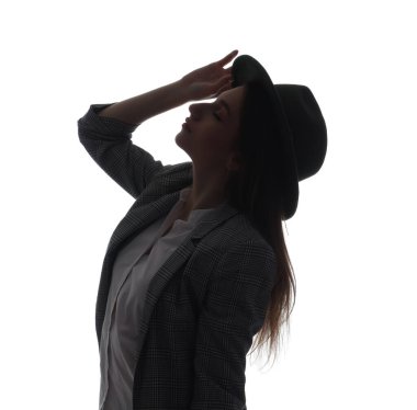 Beyaz arka planda şapkalı genç bir kadının silueti.