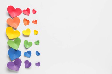 Işık arkaplan üzerinde farklı kağıt kalpler olan kompozisyon. Sevgililer Günü kutlaması